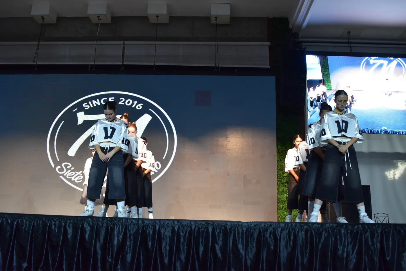 Grupo infantil de danza urbana en look denim durante una actuación de Siete Notas