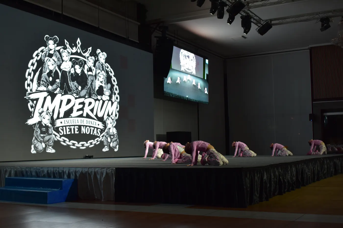 Grupo Imperium de Siete Notas bailando en chándal rosa