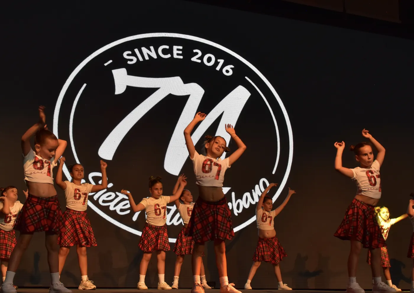 Grupo infantil de danza urbana con falda de tartán bailando en Siete Notas