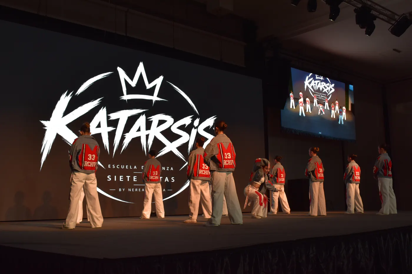Grupo Katarsis de Siete Notas con chaquetas rojas en el escenario