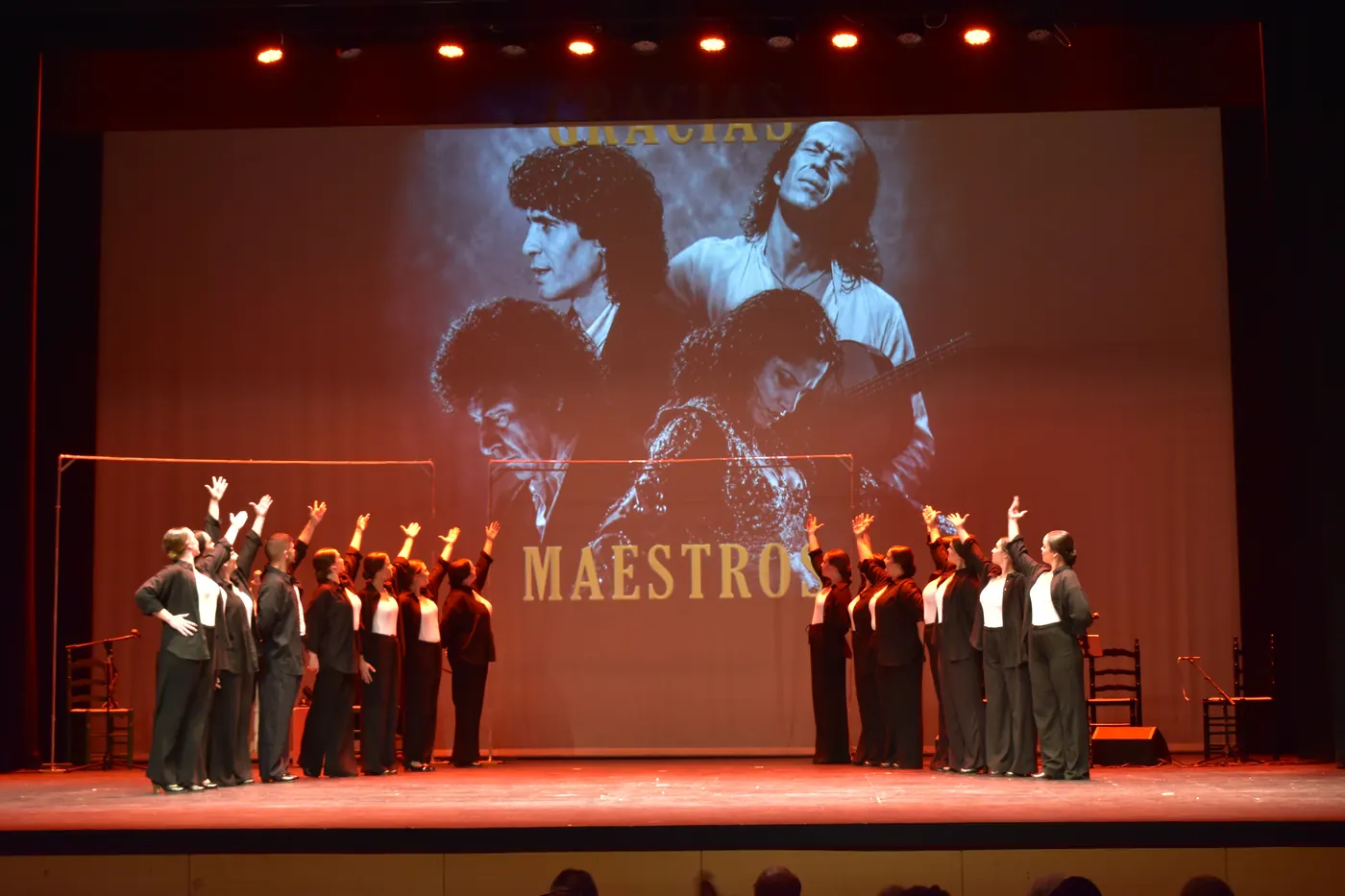 Grupo de Flamenco de Siete Notas saludando entre aplausos