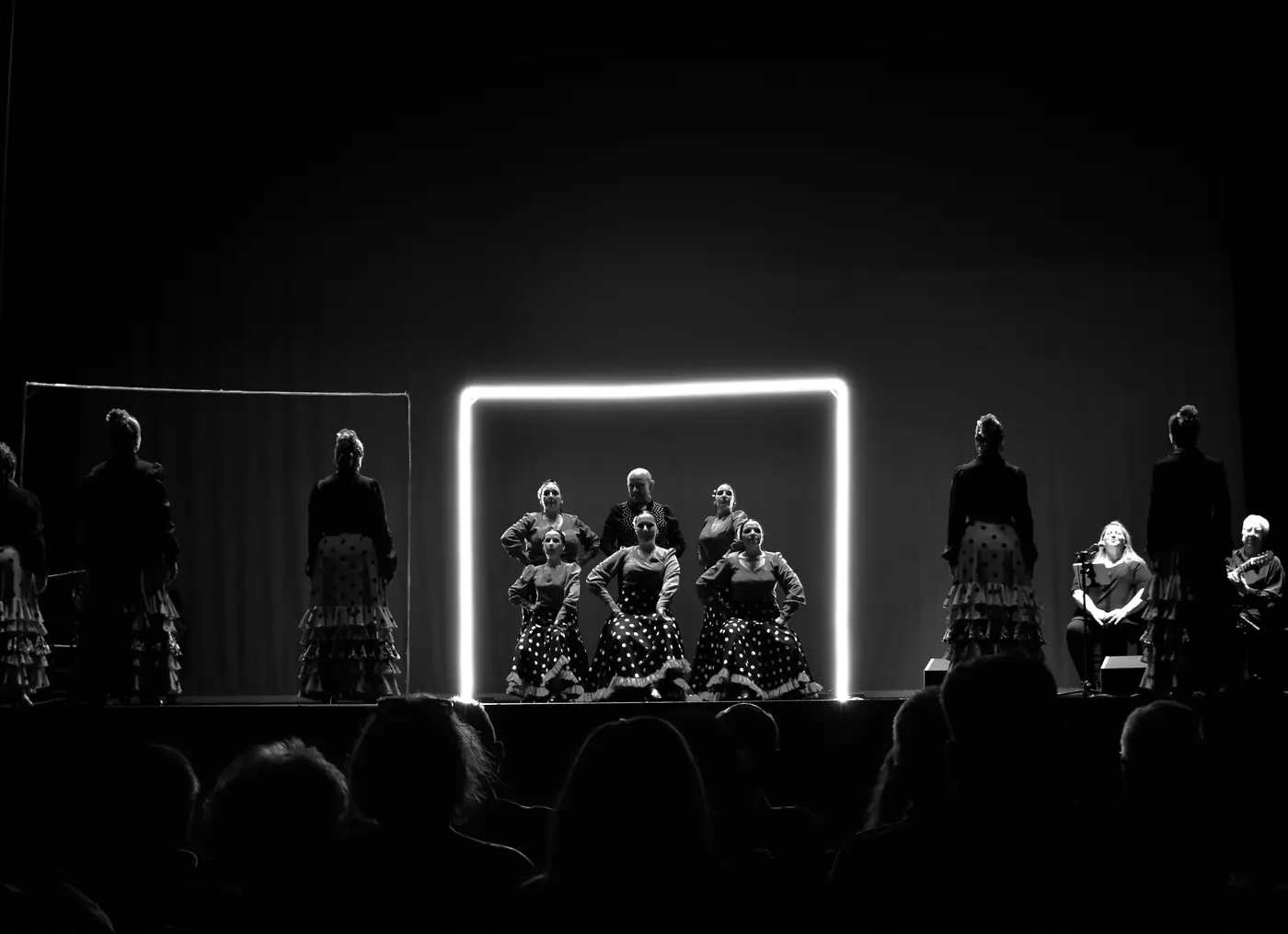 Bailaoras de Siete Notas en un cuadro flamenco con iluminación artística