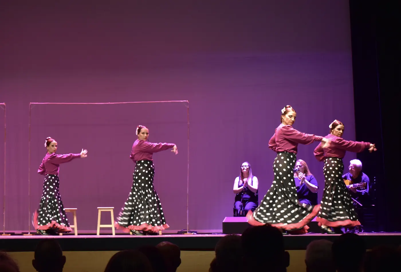 Bailaoras de Siete Notas con blusa granate y falda de lunares