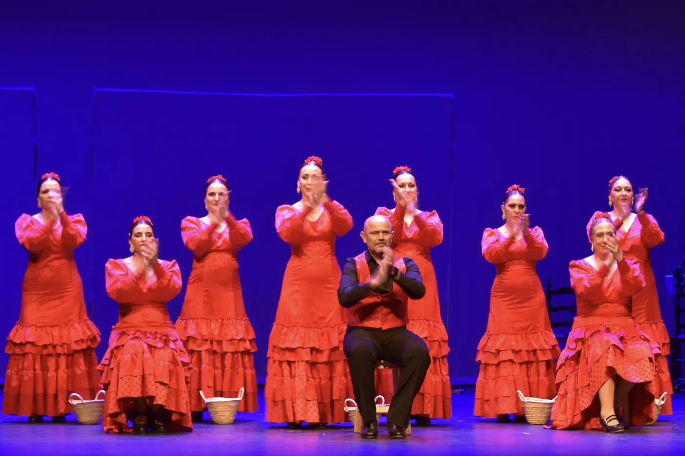 Grupo de Flamenco de Siete Notas con trajes granate de brillantes