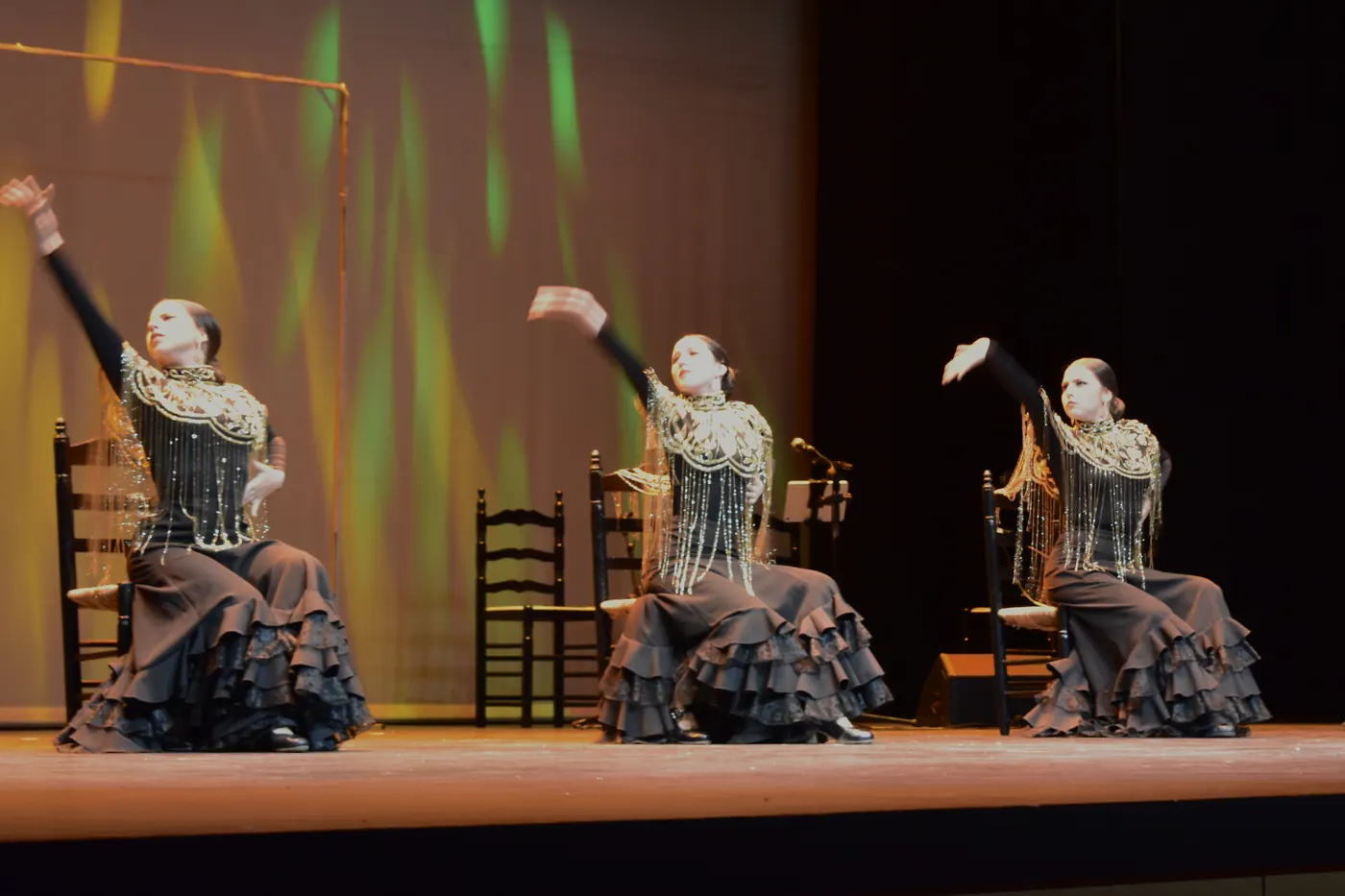 Grupo de Flamenco de Siete Notas con trajes rojos y cestas de mimbre