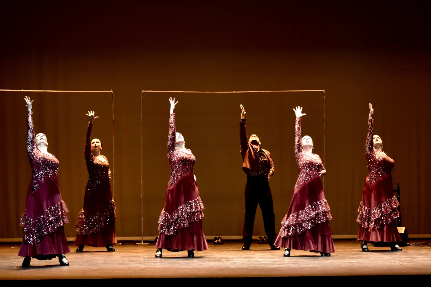 Bailaoras de Siete Notas con trajes granate de brillantes en movimiento