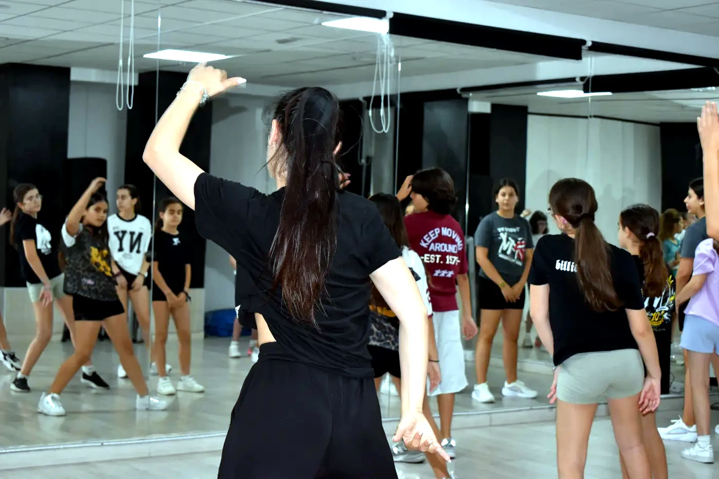 Grupo joven bailando en Siete Notas