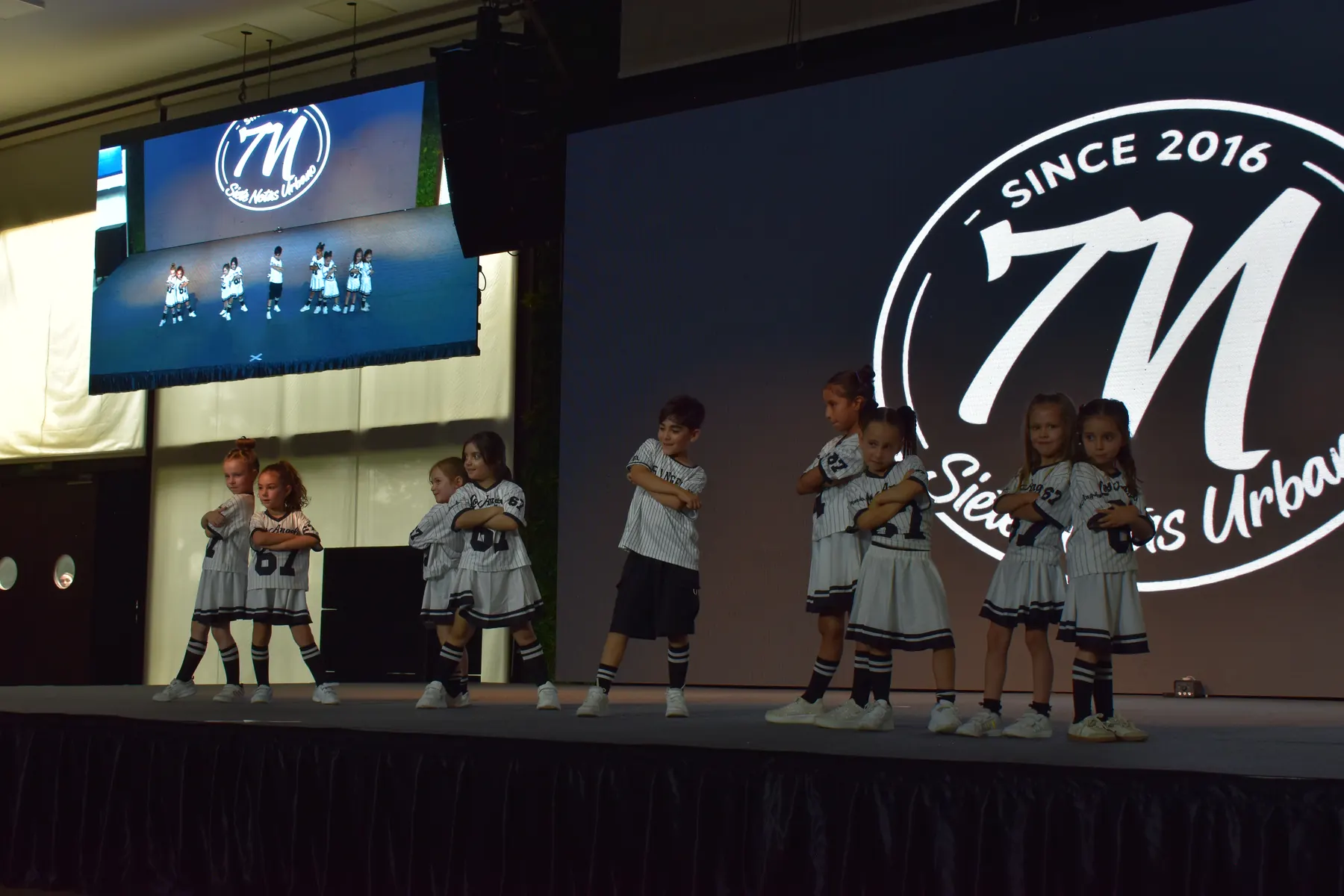 Grupo infantil de danza urbana en una gala de Siete Notas