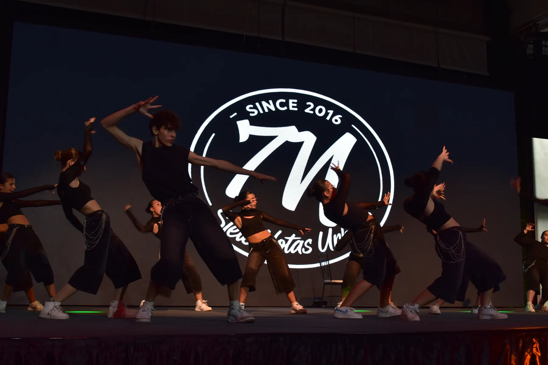 Grupo de danza urbana juvenil bailando en un escenario de Siete Notas