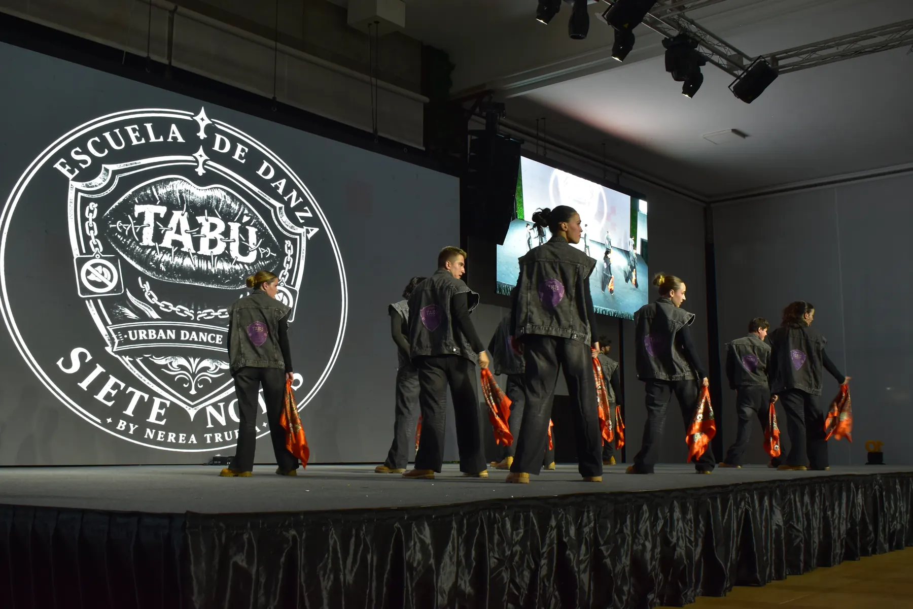 Equipo de competición Tabú de Siete Notas en el escenario