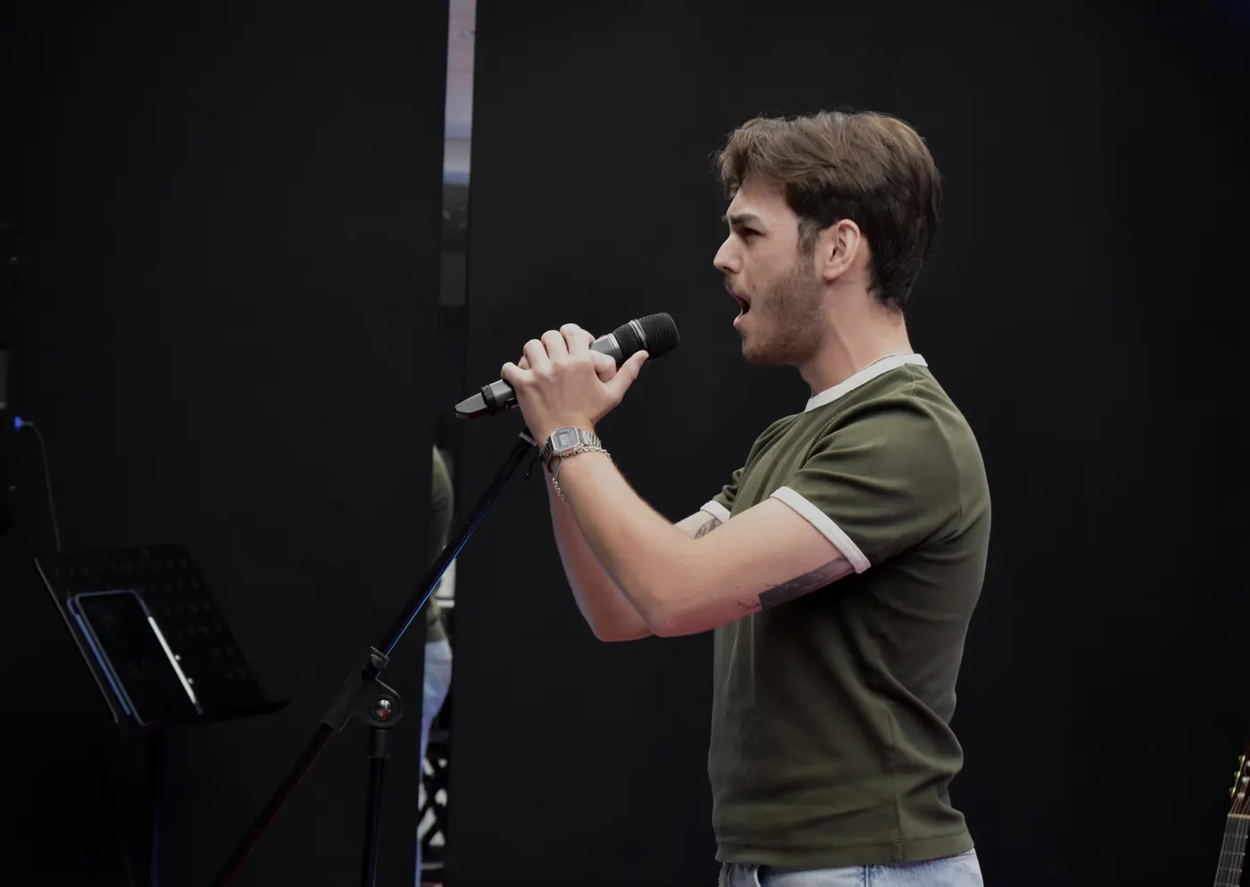 Alumno cantando en solitario en Siete Notas