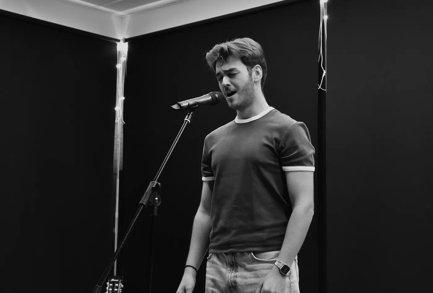 Alumno cantando, foto en blanco y negro, en Siete Notas