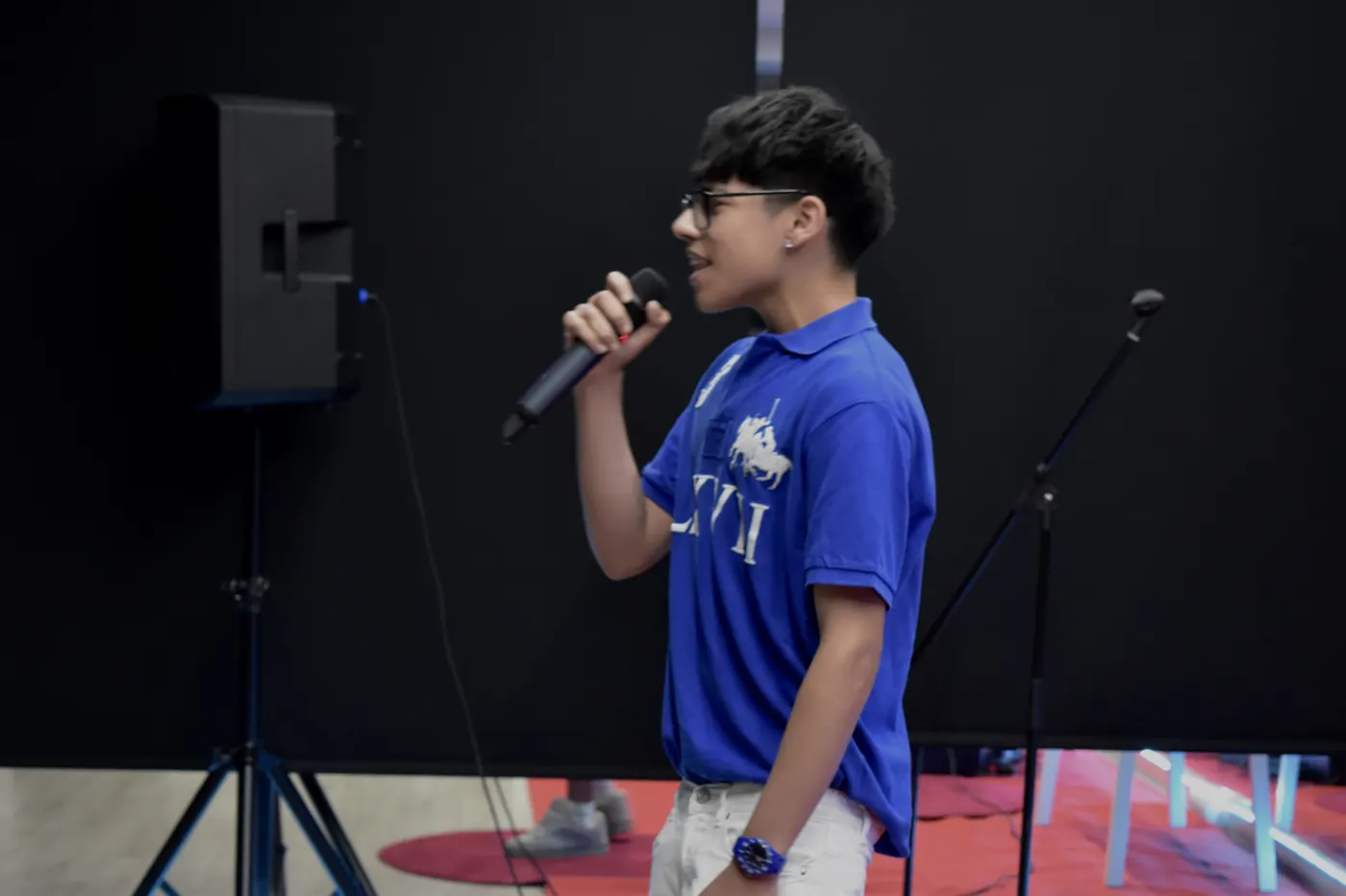 Alumno adolescente cantando en Siete Notas