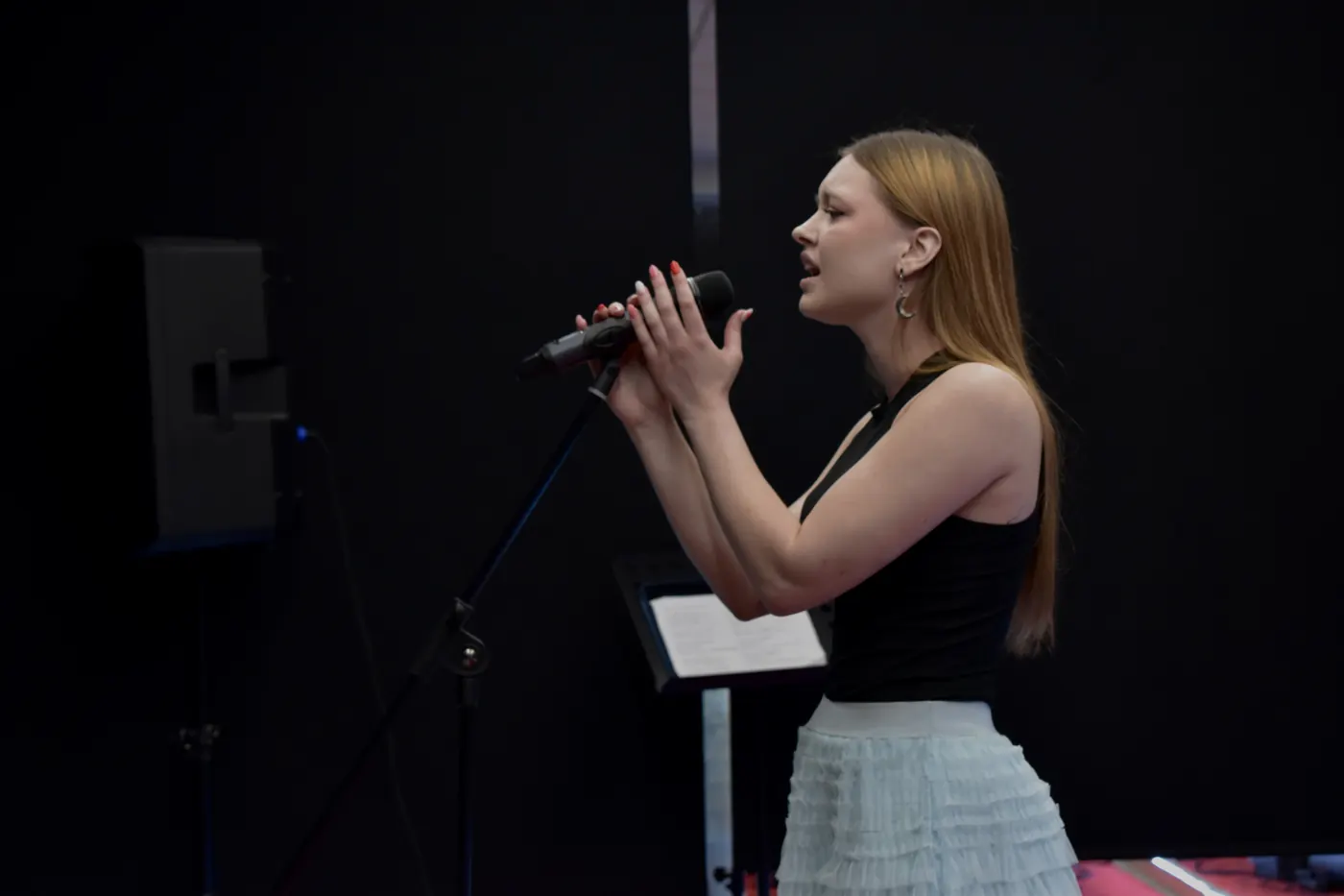 Alumna cantando en Siete Notas