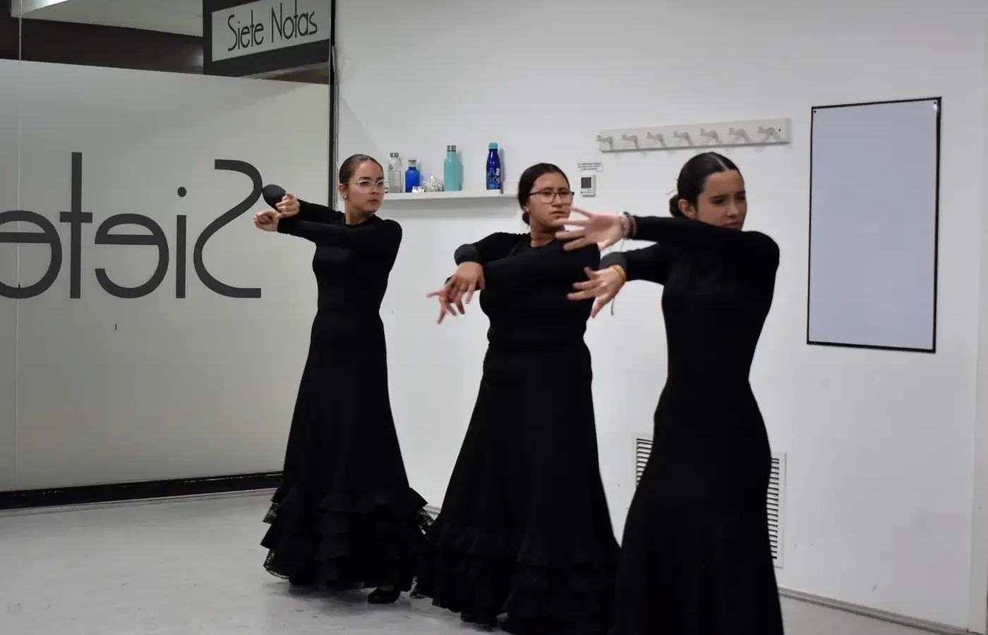 Grupo ensayando una coreografía