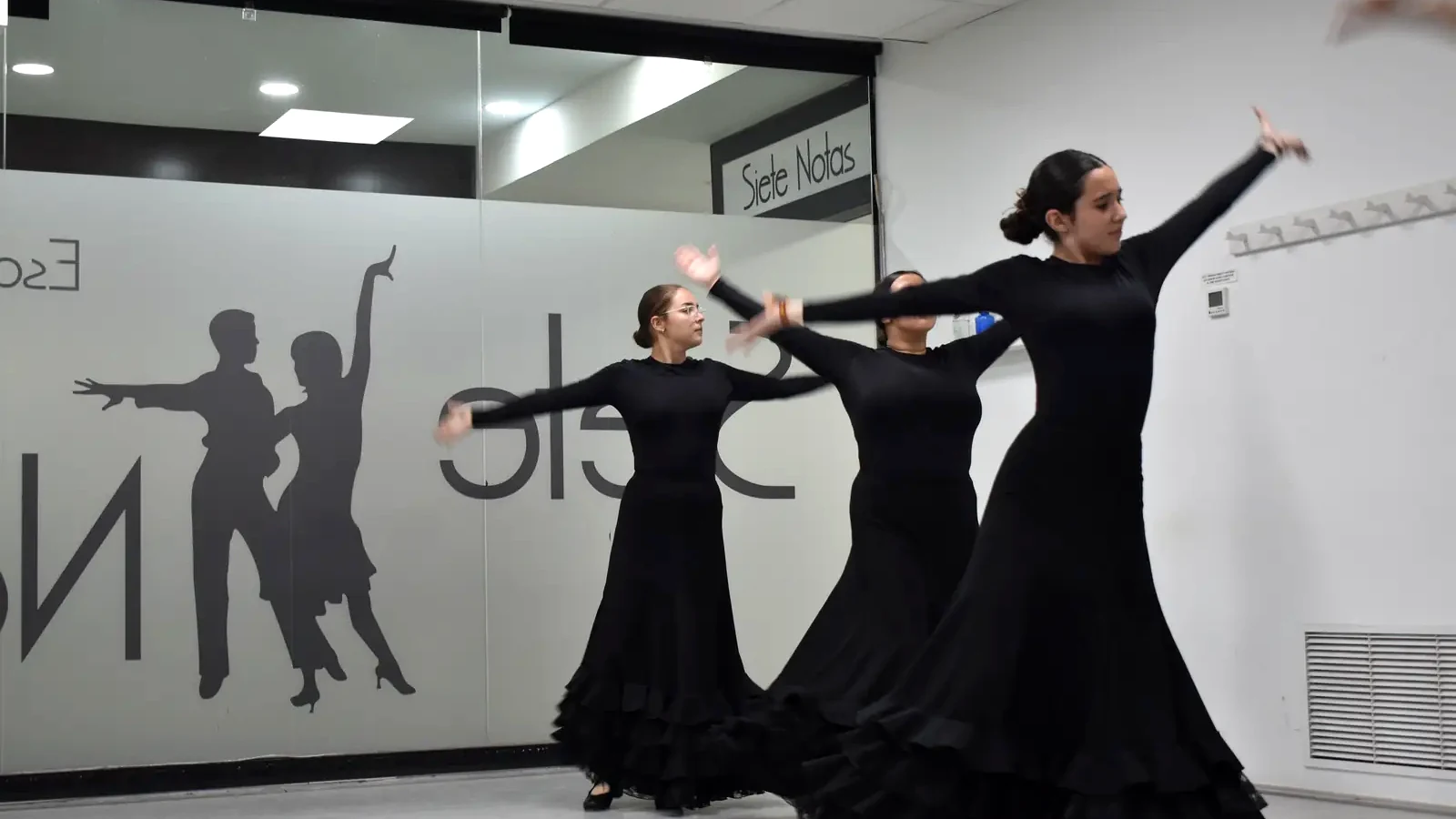 Grupo joven bailando en Siete Notas