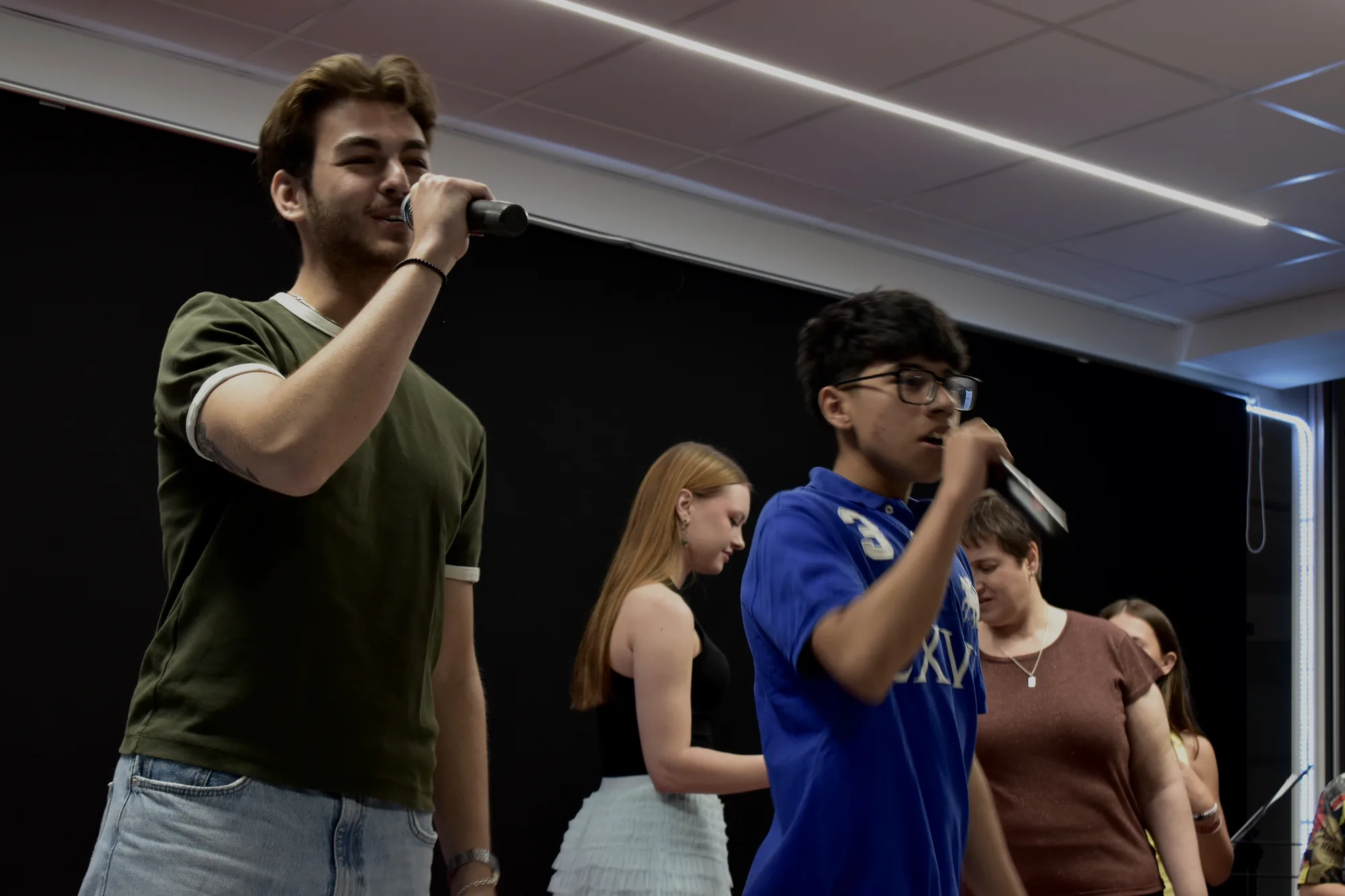 Participantes del Festival de Canto compartiendo escenario