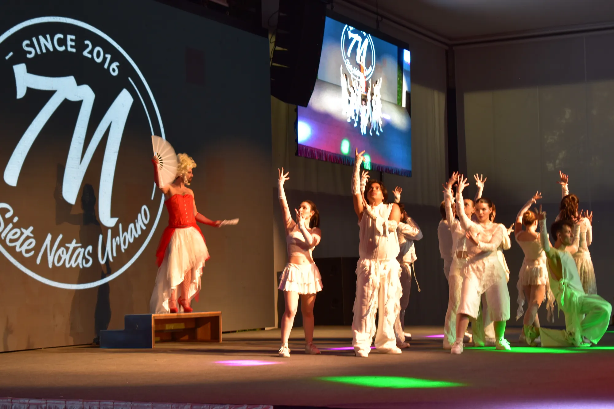 Coreografía de grupo con vestuario blanco
