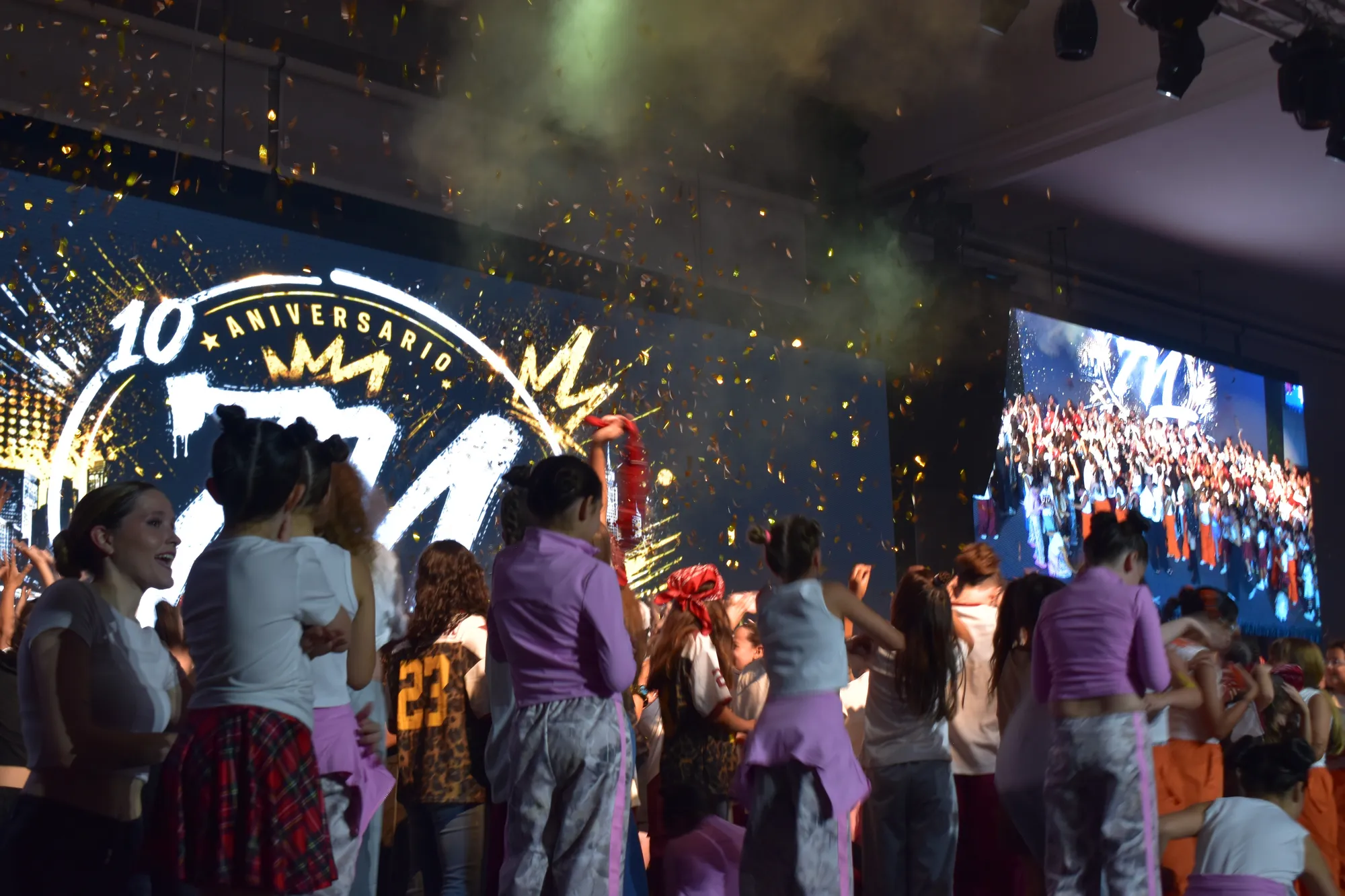 Celebración final con confeti en el Festival de Danza
