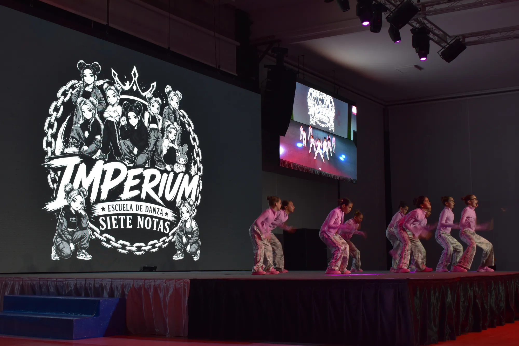 Grupo Imperium bailando en el festival