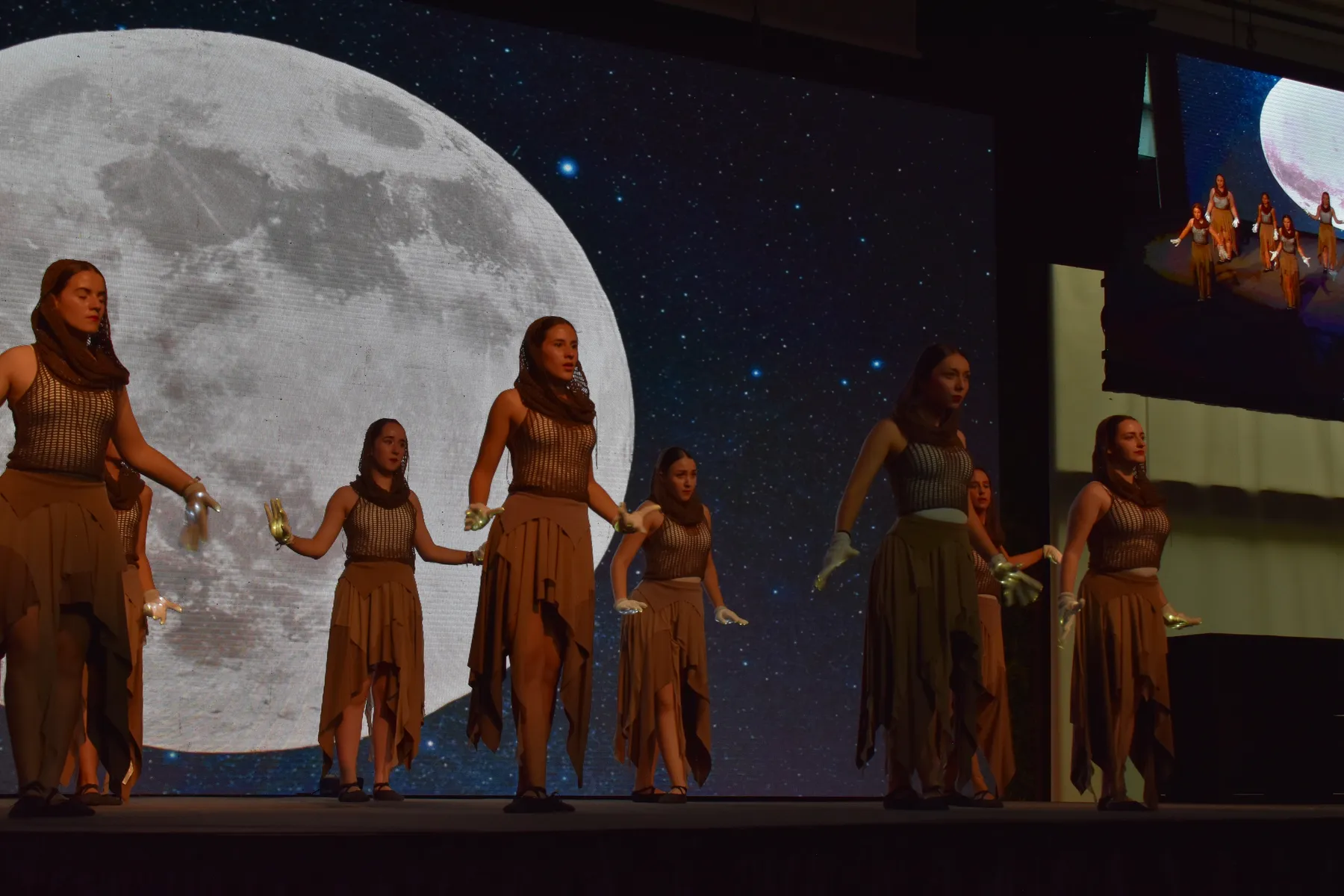 Danza contemporánea ante una escenografía de luna llena