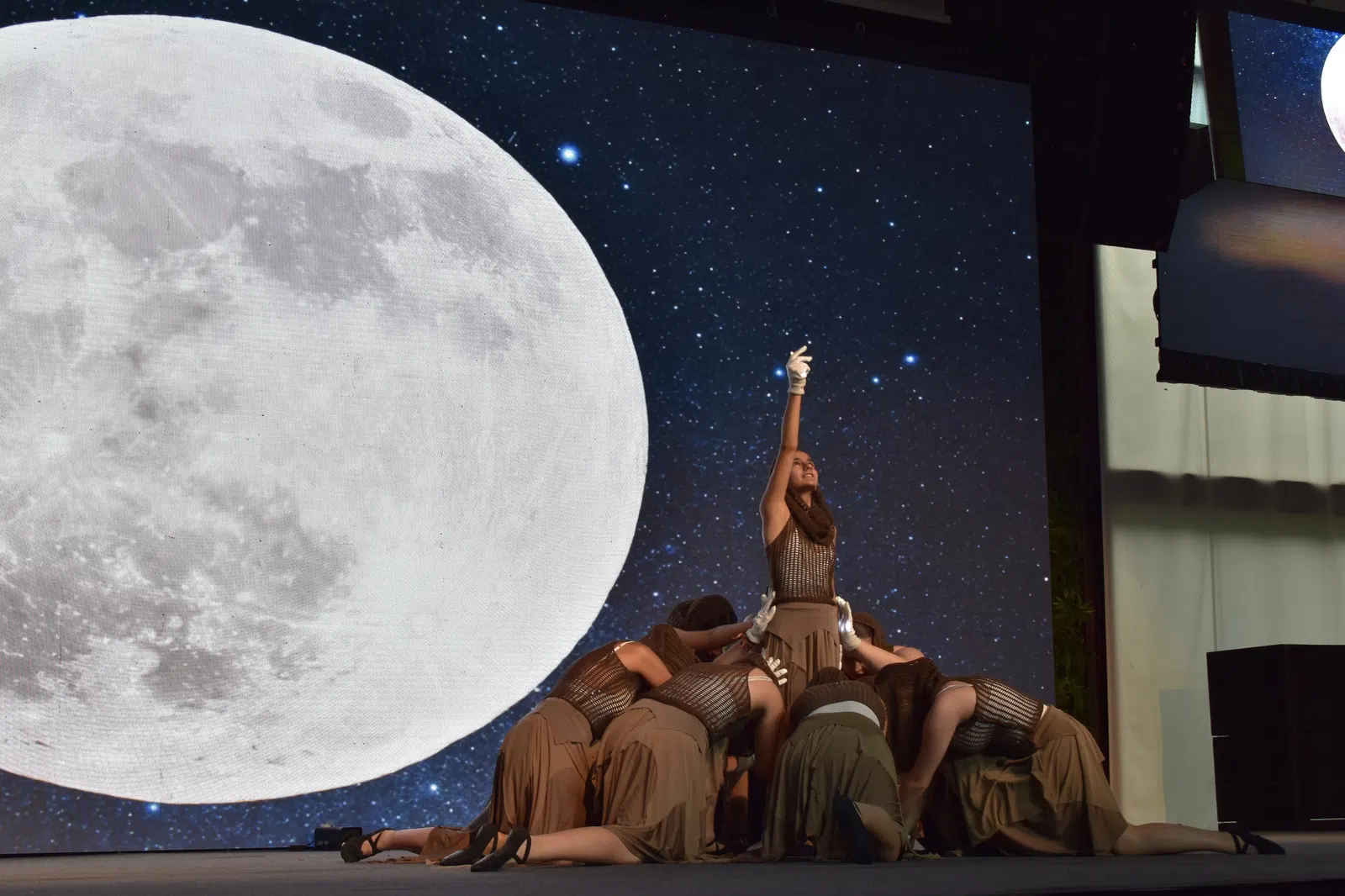 Figura final de una coreografía contemporánea en el festival
