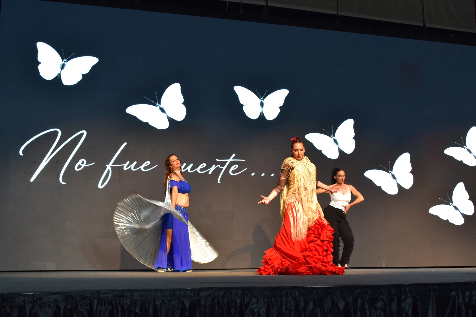 Coreografía de fusión flamenca con mantón y bata de cola