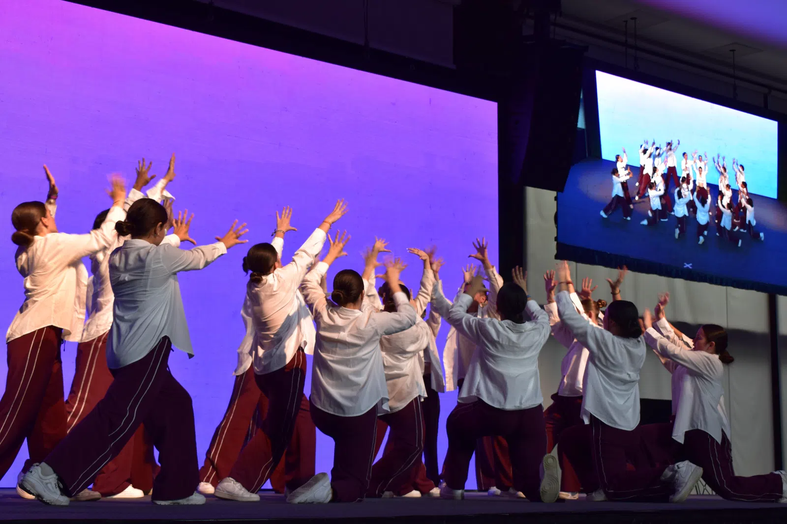 Final colectivo de una actuación del Festival de Danza