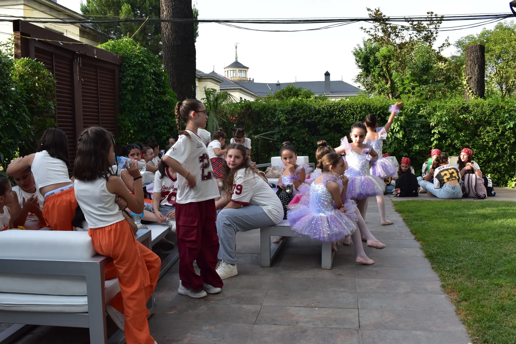 Participantes preparándose antes del Festival de Danza