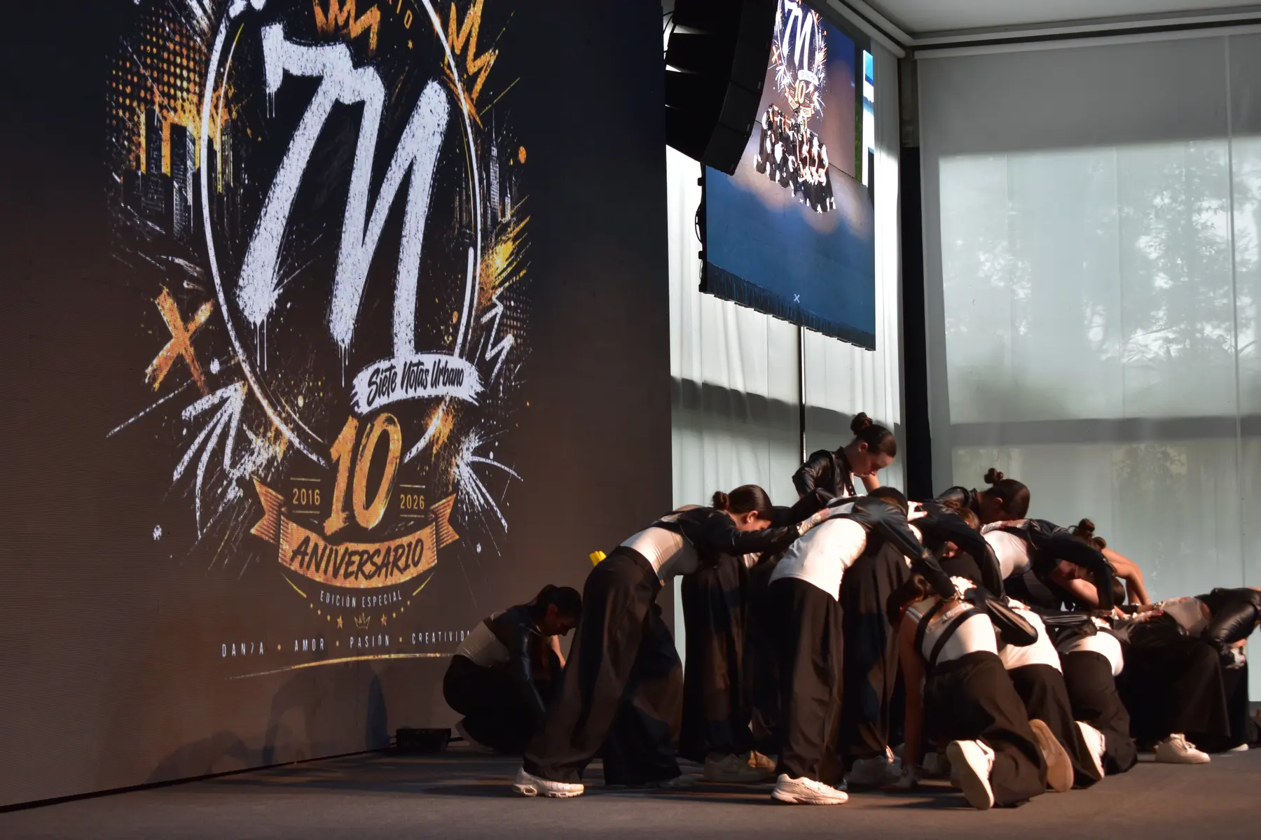 Coreografía urbana en el suelo sobre el escenario
