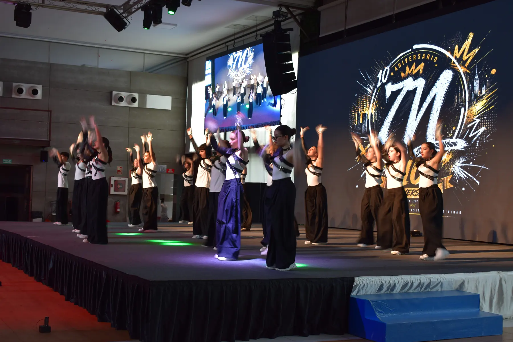 Grupo de danza urbana saludando al público