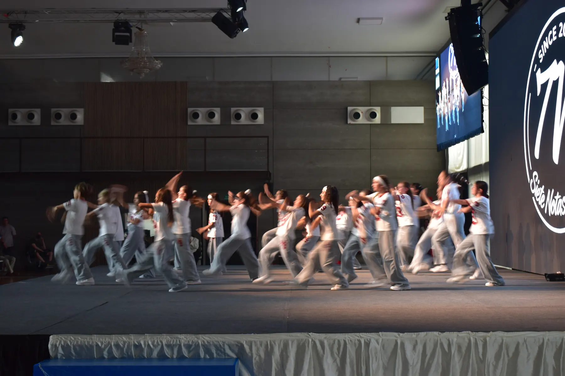 Gran grupo vestido de blanco en una coreografía urbana