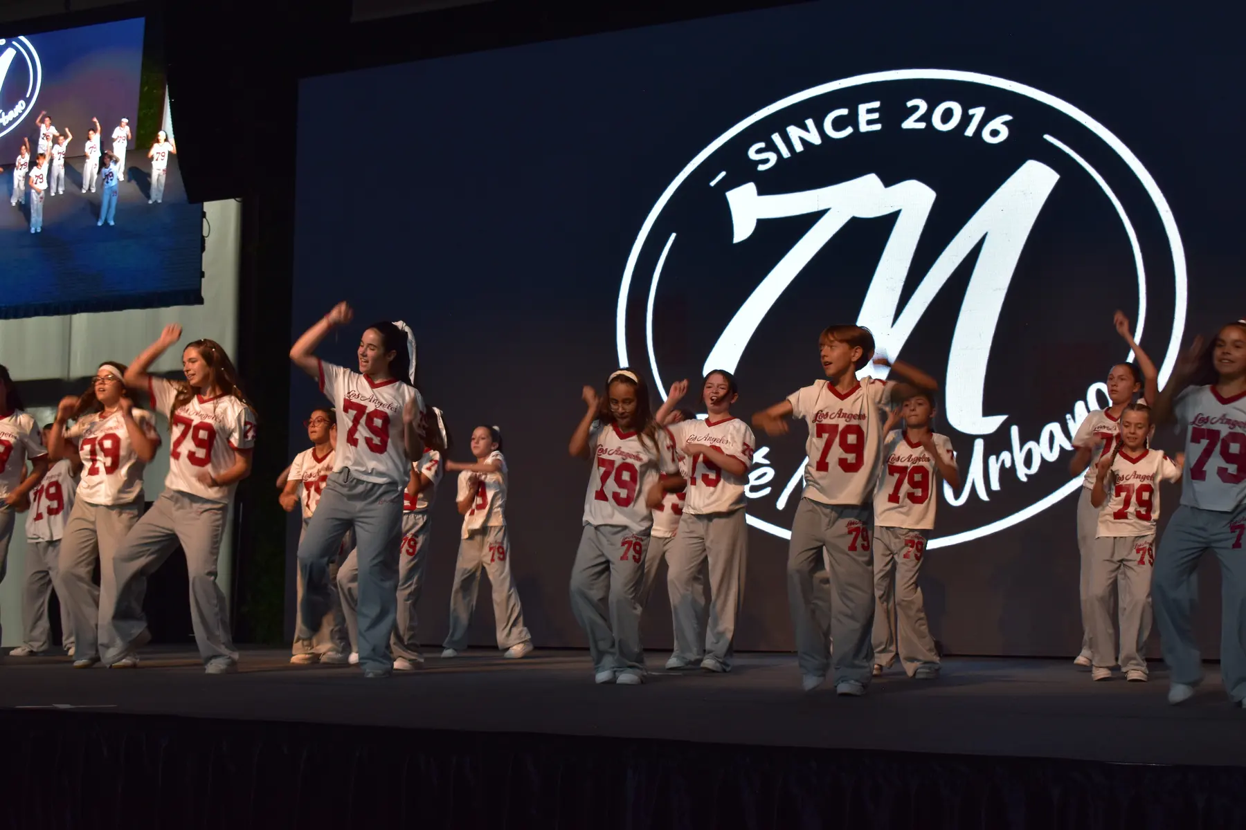 Grupo infantil y juvenil de danza urbana sobre el escenario