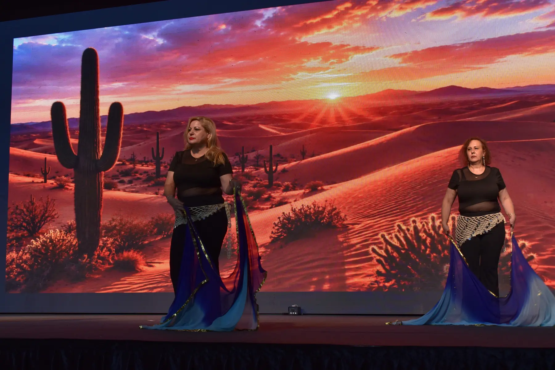 Coreografía con velos ante una escenografía de desierto