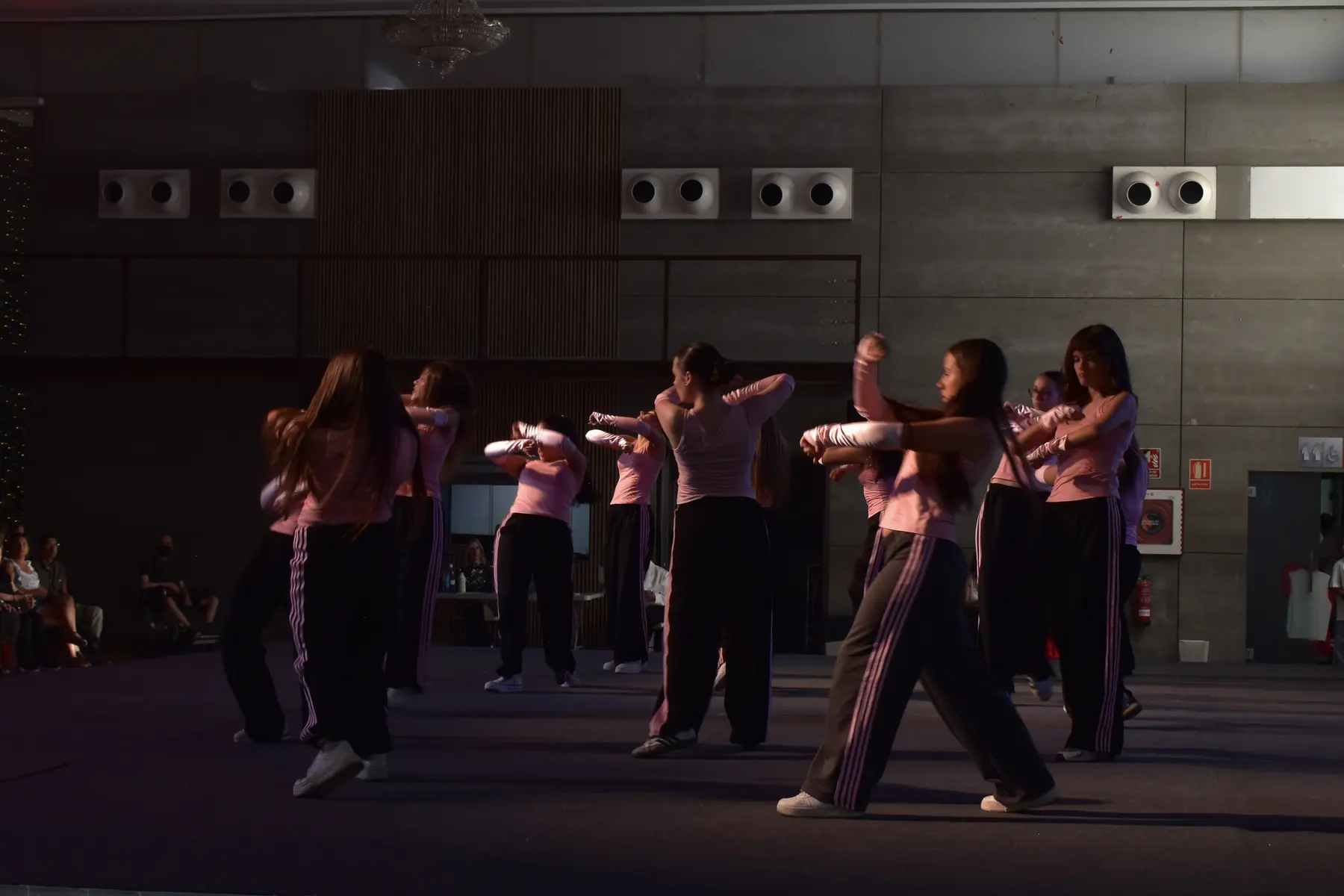 Grupo juvenil en una coreografía contemporánea