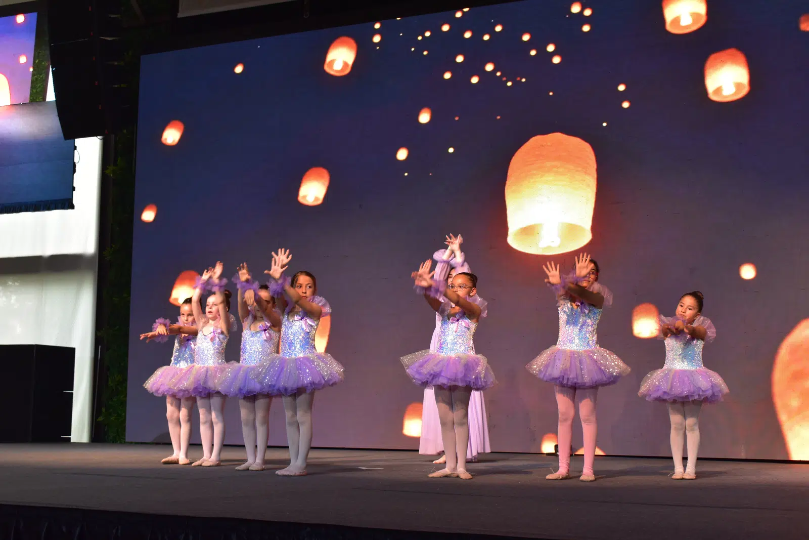 Grupo de ballet infantil durante el Festival de Danza