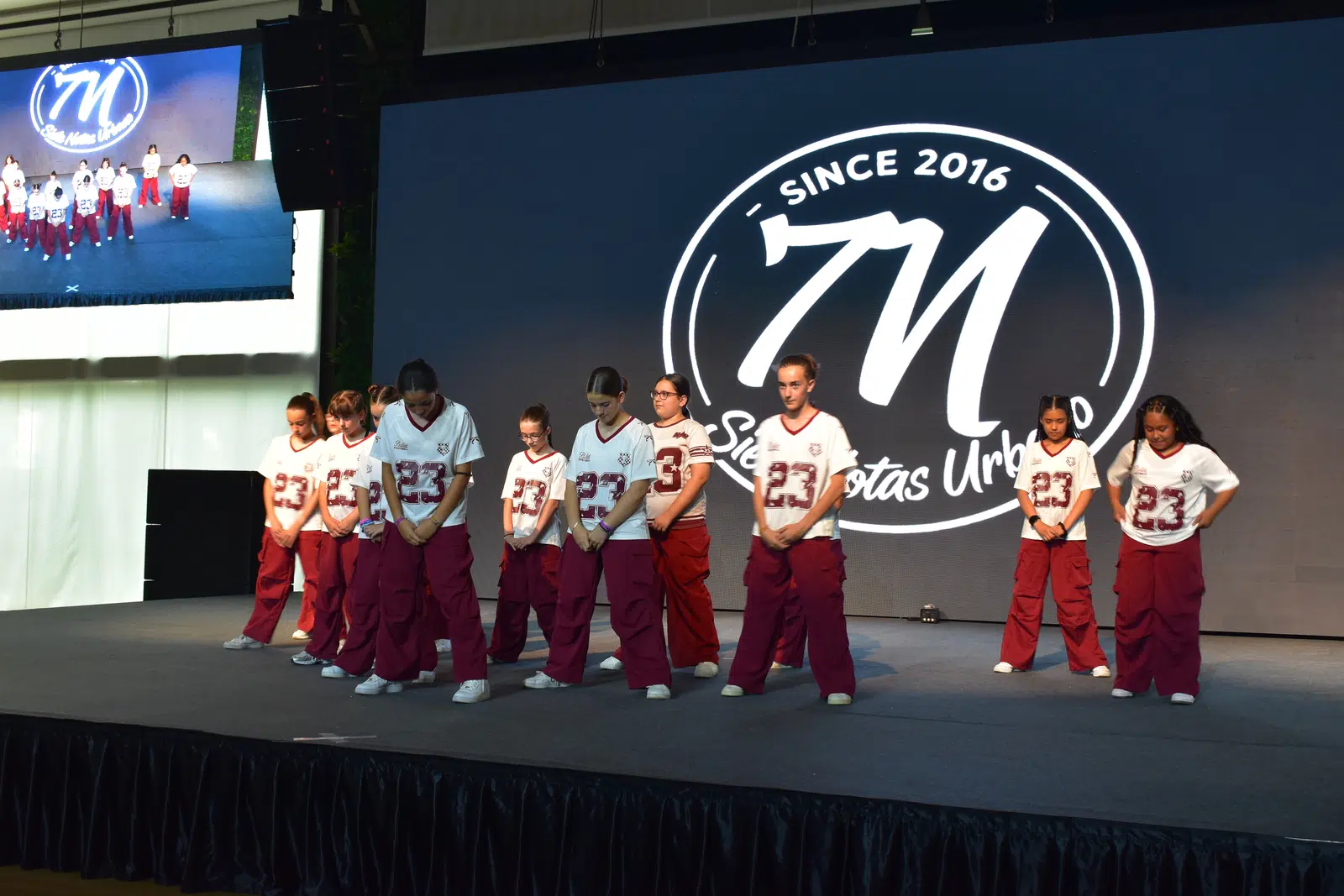 Grupo infantil de danza urbana con vestuario rojo
