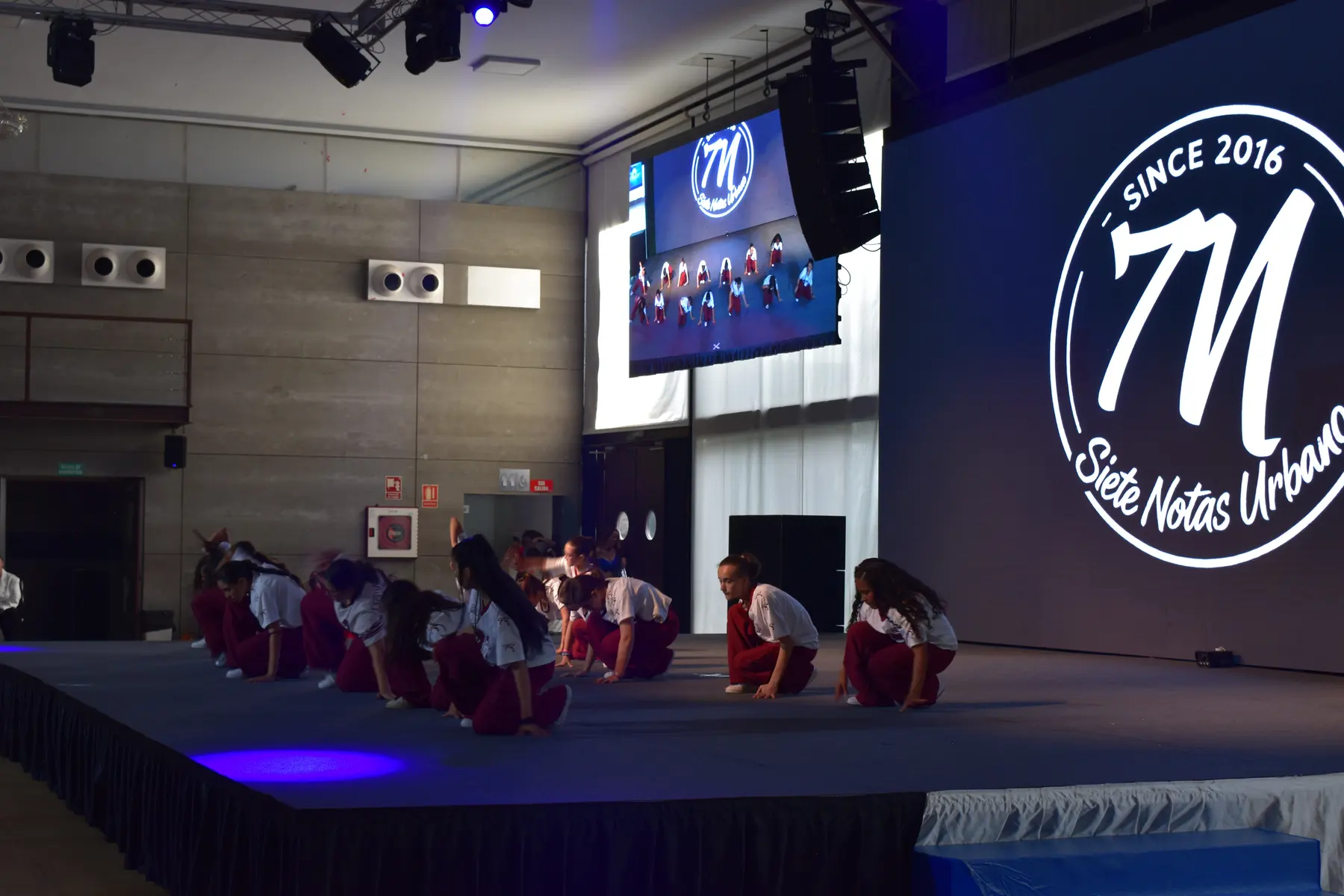 Coreografía urbana infantil con formación en el suelo