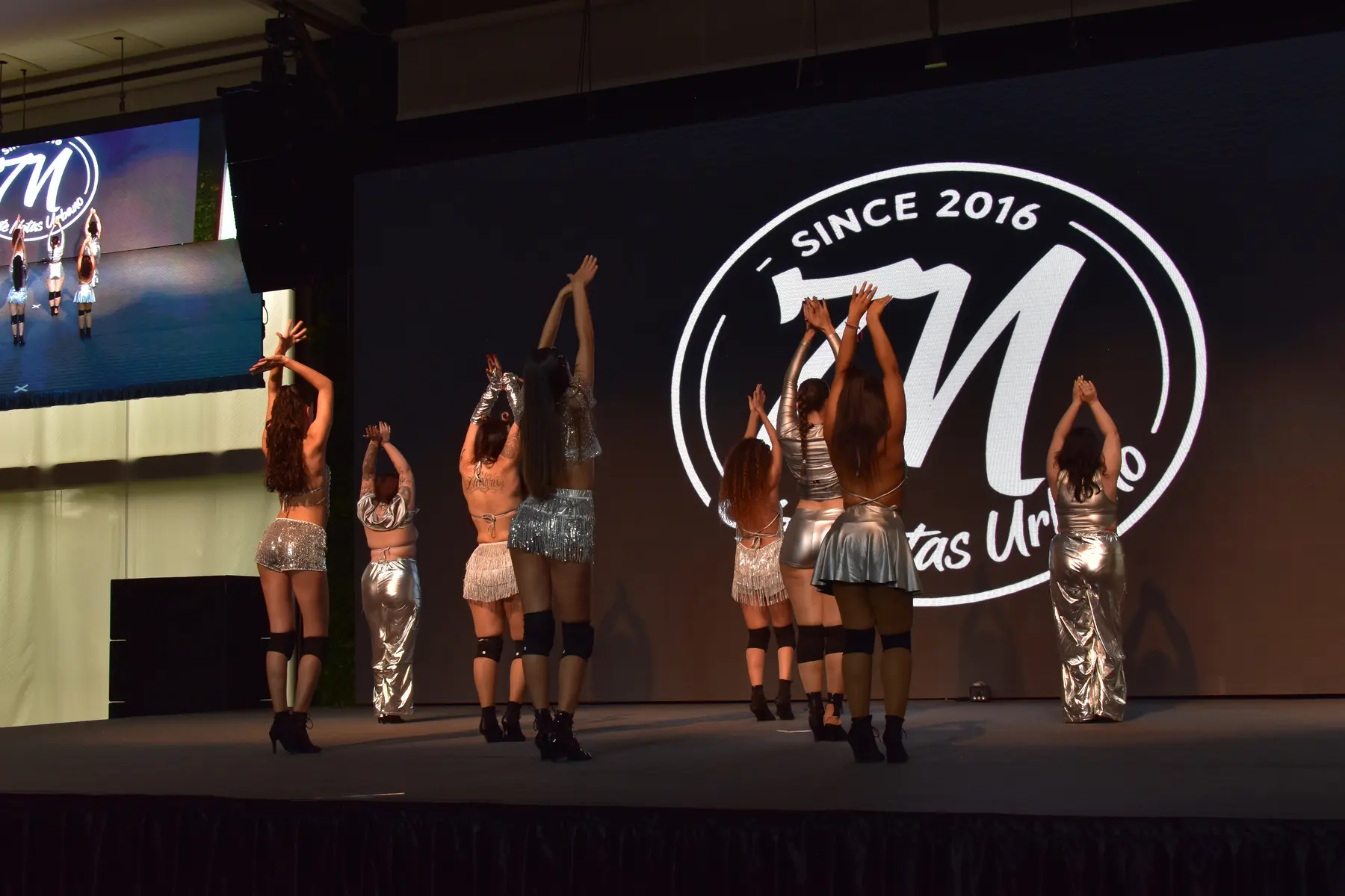 Grupo de danza urbana con vestuario plateado